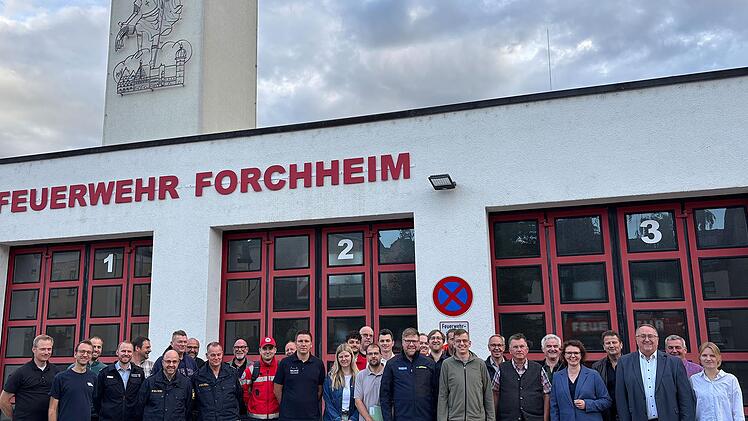 Im Feuerwehrhaus in der Egloffsteinstra&szlig;e in Forchheim trafen sich lokale Vertreter der Einsatzkr&auml;fte, der Fachbeh&ouml;rden und weitere Fachleute.