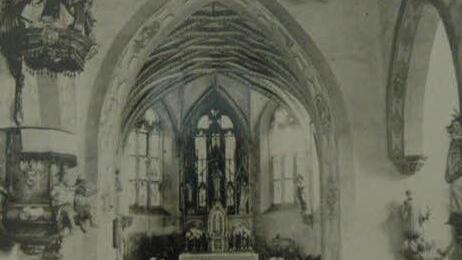 So sah die katholische Pfarrkirche nach dem Krieg aus, ehe der Mittelgang entfernt wurde. Repro: Gerhard Schmdit