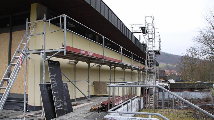 Außen am Gebäude läuft ein Gerüst entlang.