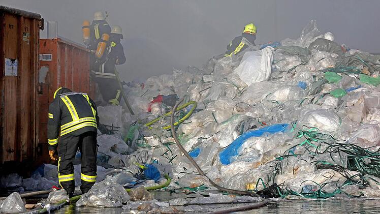 Ein Großbrand in der Müllsortieranlage der Firma Veolia in Bergrheinfeld (Lkr. Schweinfurt aus). Foto: News5 / Herse