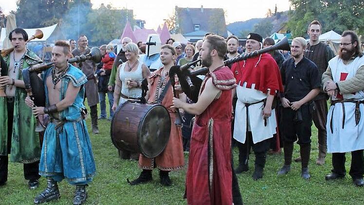 Allerlei Spielerei und Gaukelei erlebten die Besucher des Marktfestes in Igensdorf.  Foto: fra-press