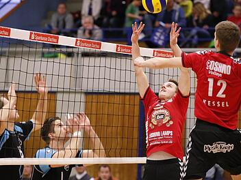 Zuspieler Kai Naumann stellt für Max Kessel, der hier keine Mühe hat, gegen den Dachauer Block zu punkten. Foto: Johannes Waigand