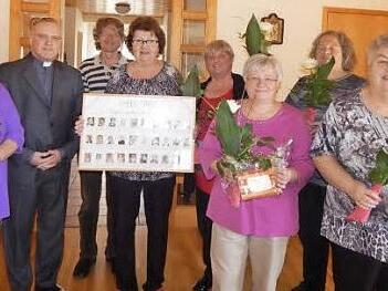 Der Seniorenclub Neuses feierte Jubiläum und gedachte dabei in Ehren seiner verstorbenen Mitglieder. Eine angefertigte Ehrentafel mit Fotos der verstorbenen Mitglieder stand im Mittelpunkt der Gedenkandacht. Von links Roswitha Hummel, Pater Maximilian Kray, Diakon Jürgen Fischer, Helga Schedel, Gertraud Schrepfer, Veronika Popp, Monika Schrepfer und Christa Heinlein  Foto: Karl-Heinz Hofmann
