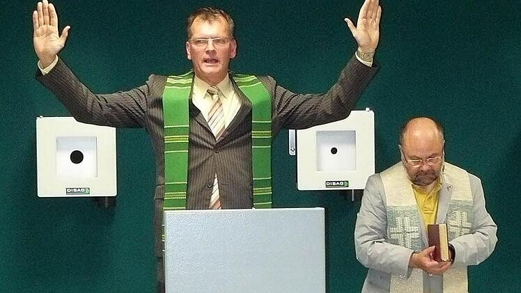 Die kirchliche Weihe vollzogen Pfarrer Wolfgang Oertel (links) und Pfarrer Wolfgang Eßel (rechts).