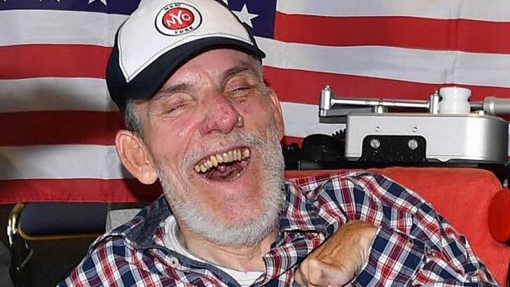 Die Vorfreude ist groß. Hartmut Reder ist so dankbar, dass es Menschen gibt, die ihm helfen wollen, seinen Traum zu verwirklichen. Foto: Ronald Rinklef