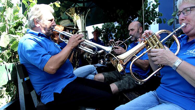 Selbstverständlich saßen Musiker mit auf dem Wagen.