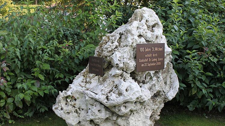 Der Gedenkstein wurde 2009 zum 100 -jährigen Kirchenjubiläum vom Erzbischof Dr. Ludwig Schick enthüllt.