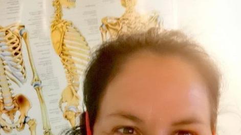 Claudia Klug (41) aus Dobenreuth:"Meine Maske und ich passen einfach super  zueinander. Warum? Weil in dieser turbulenten Zeit etwas Farbe im Alltag einfach gut tut. Meine Physiotherapeutin und hat sie für mich genäht - weil sie wusste das ich - trotz aller Herausforderungen gerade - immer positiv denke. Ich trage schon seit Beginn der Ausgangsbeschränkungen eine Maske, einfach weil ich die anderen Mitmenschen damit schützen wollte. Wir kennen das Tragen solcher Masken aus Asien und daher ist...