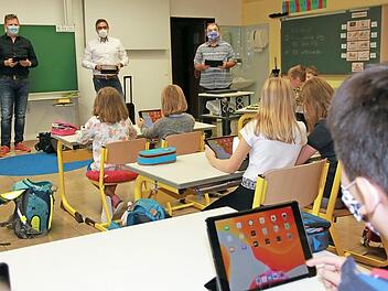 Überreichung der iPads und Laptops durch Schulverbandsvorsitzenden Bürgermeister Gerhard Bauer und Kämmerer Christian Schmitt.  Foto: Mathias Erlwein