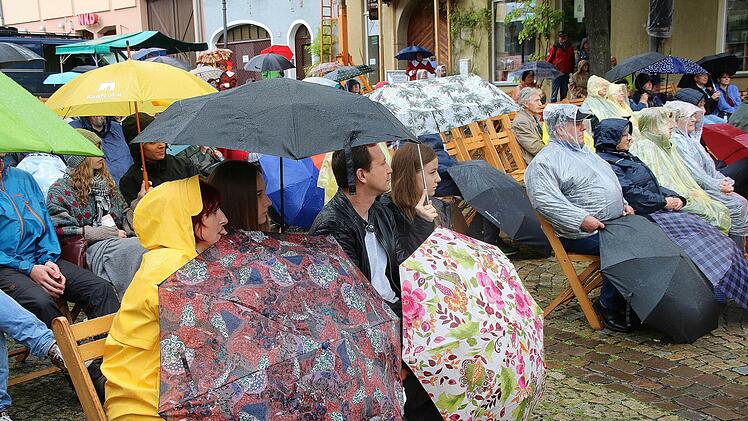 Ohne Regenschutz ging es nicht bei der Aufführung des Heimatspiels.