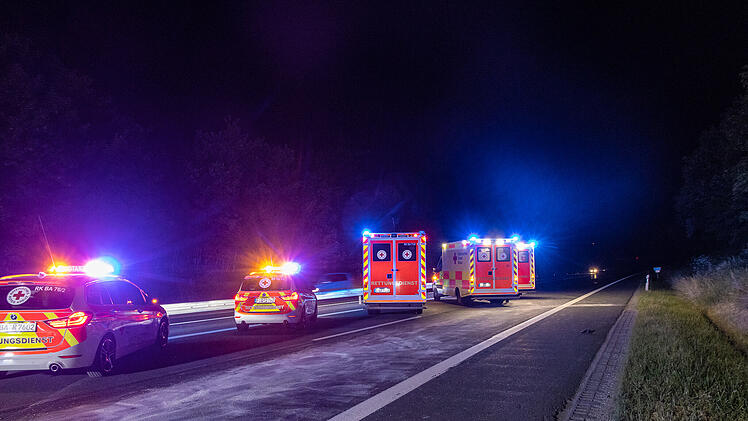 A73 bei Bamberg: Heftiger Auffahr-Unfall f&uuml;hrt zu Sperrung - 19-J&auml;hriger rast in Mercedes-Heck