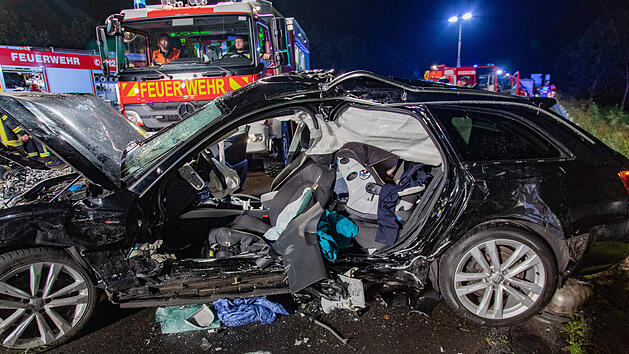 Tödlicher Unfall auf A7: Ehepaar aus Franken stirbt - Familie in Auto eingeklemmt