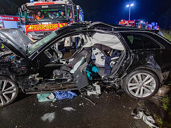 Tödlicher Unfall auf A7: Ehepaar aus Franken stirbt - Familie in Auto eingeklemmt