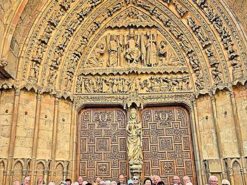 Die Reisegruppe vor dem Hauptportal der Kathedrale von Leon.Hannelore Bauer