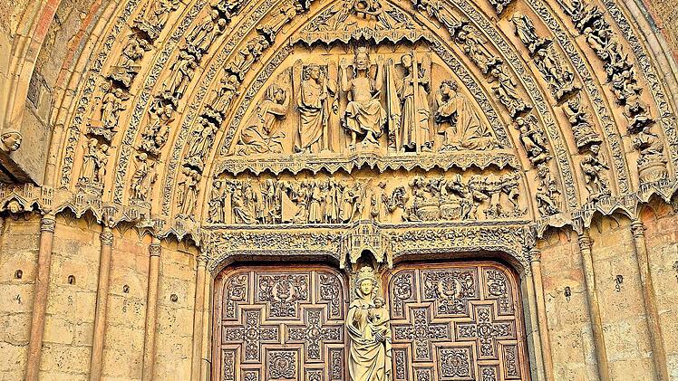 Die Reisegruppe vor dem Hauptportal der Kathedrale von Leon.Hannelore Bauer