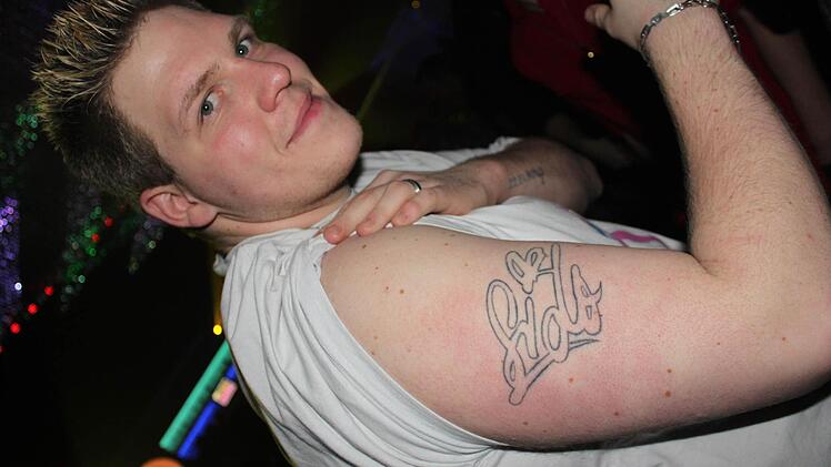 Stolz zeigt der große Sido-Fan Florian Hohner sein Tattoo.