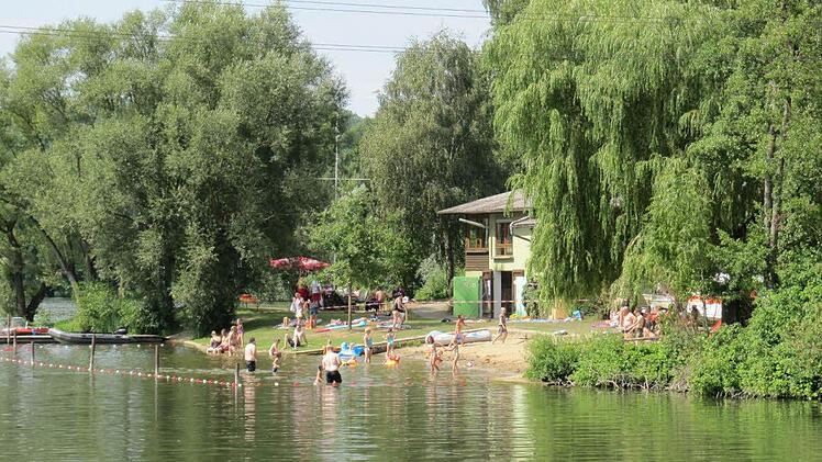 Ein beliebtes Ausflugsziel für die ganze Familie ist der idyllisch gelegene Badesee - zwischen den Bäumen ist die Wachstation der Wasserwacht