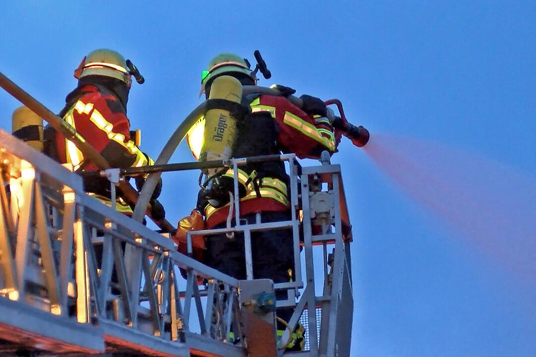 Blitz schlaegt in Dachstuhl in Adlitz ein