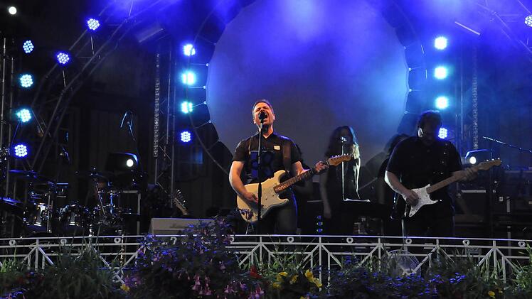 Die Band "Planet Floyd" bot im Rahmen des Summertime-Wochenendes in Bad Kissingen die Musik von Pink Floyd. Foto: Peter Klopf