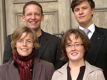 Das Vokalensemble "Capella Danuvia" bietet in der Burkardskirche in Königsberg besinnliche Momente bei Kerzenschein. Die Künstler sind: Stephanie Spörl (links), Stefanie Hruschka, Pfarrer Peter Hohlweg (rechts) und Markus Kumpf. Foto: sn