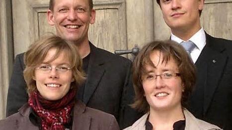 Das Vokalensemble "Capella Danuvia" bietet in der Burkardskirche in Königsberg besinnliche Momente bei Kerzenschein. Die Künstler sind: Stephanie Spörl (links), Stefanie Hruschka, Pfarrer Peter Hohlweg (rechts) und Markus Kumpf. Foto: sn