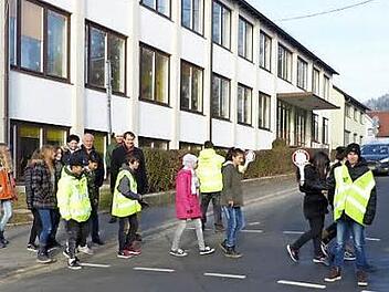 Polizeihauptmeister Ralf Maisel hat die neuen Schülerlotsen in der richtigen Handhabung der Winterkelle unterwiesen. Foto: Klaus-Peter Wulf