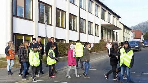 Polizeihauptmeister Ralf Maisel hat die neuen Schülerlotsen in der richtigen Handhabung der Winterkelle unterwiesen. Foto: Klaus-Peter Wulf