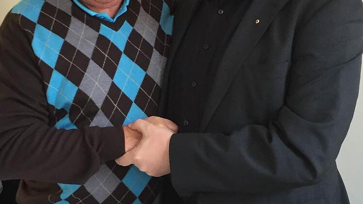 Per Handschlag hat Alois Dechant OB Henry Schramm (rechts) versichert, dass die Baustelle rechtzeitig fertig wird.
