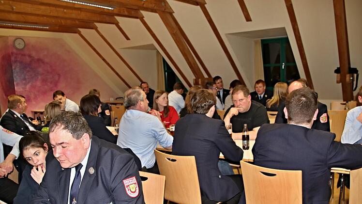 Gut besucht war die Jahresversammlung der Feuerwehr Untermerzbach; vorne links im Bild ist Dieter Reisenweber, Dritter Bürgermeister und aktiver Feuerwehrmann.Helmut Will