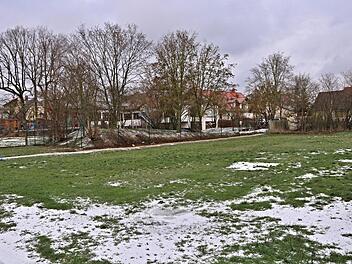 Auf dieser Grünfläche in der Schustergasse in Memmelsdorf wird eine Containeranlage entstehen, damit alle angemeldeten 87 Kinder aufgenommen werden können. Im Kindergarten (Hintergrund) dürfen lediglich 62 Kinder aufgenommen werden. Helmut Will
