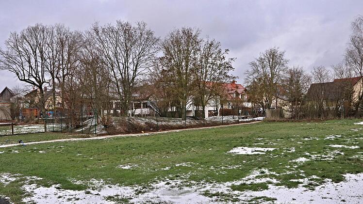 Auf dieser Grünfläche in der Schustergasse in Memmelsdorf wird eine Containeranlage entstehen, damit alle angemeldeten 87 Kinder aufgenommen werden können. Im Kindergarten (Hintergrund) dürfen lediglich 62 Kinder aufgenommen werden. Helmut Will