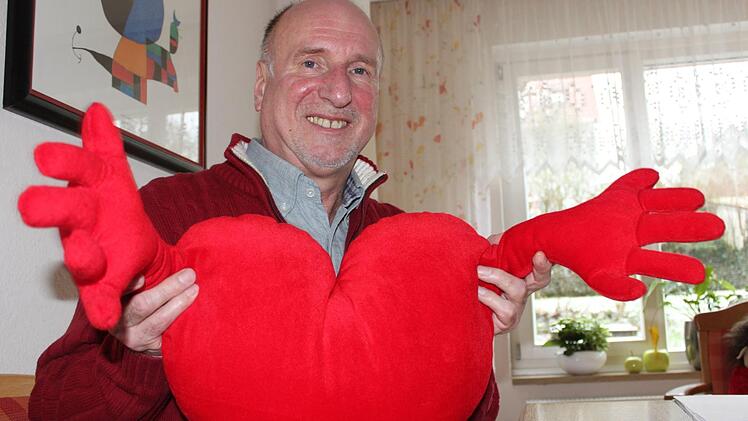 "Der schönste Artikel, den es bei Ikea gibt", ist dieses offene Plüsch-Herz, wie Peter Lachner findet. Fotos: Popp