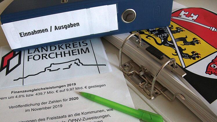 Kreiskämmerin Carmen Stumpf hat errechnet, dass der Landkreis keine neuen Schulden machen muss und sogar Kredite abbezahlen kann.  Josef Hofbauer