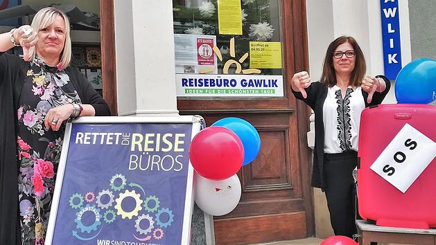 Reiseb&uuml;ro-Inhaberin Christine Krebs (links) und Mitarbeiterin Ursula Kukuk vom Reiseb&uuml;ro Gawlik fordern mehr Unterst&uuml;tzung f&uuml;r ihre Branche.  Foto: Sigismund von Dobsch&uuml;tz