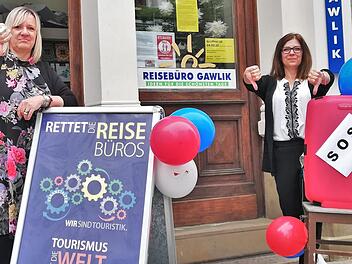Reisebüro-Inhaberin Christine Krebs (links) und Mitarbeiterin Ursula Kukuk vom Reisebüro Gawlik fordern mehr Unterstützung für ihre Branche.  Foto: Sigismund von Dobschütz