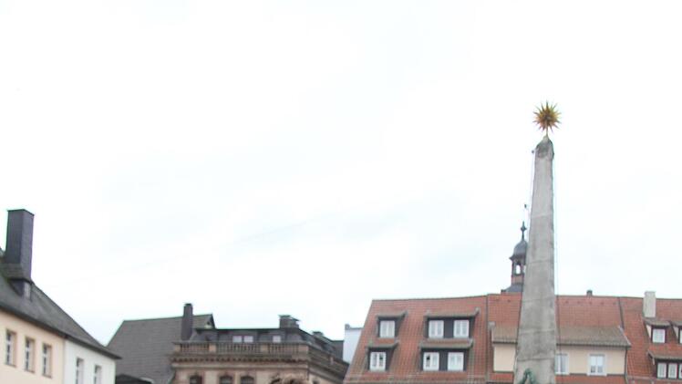 Bei Familie Vogt ist in diesem Jahr alles anders: Kerstin Vogt muss nicht arbeiten und genie&szlig;t es, mit Sophia (16), Max (20) und ihrem Mann Klaus (55) durch die Stadt zu bummeln. Foto: Sonny Adam