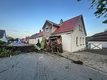 Traktor kracht in Hauswand