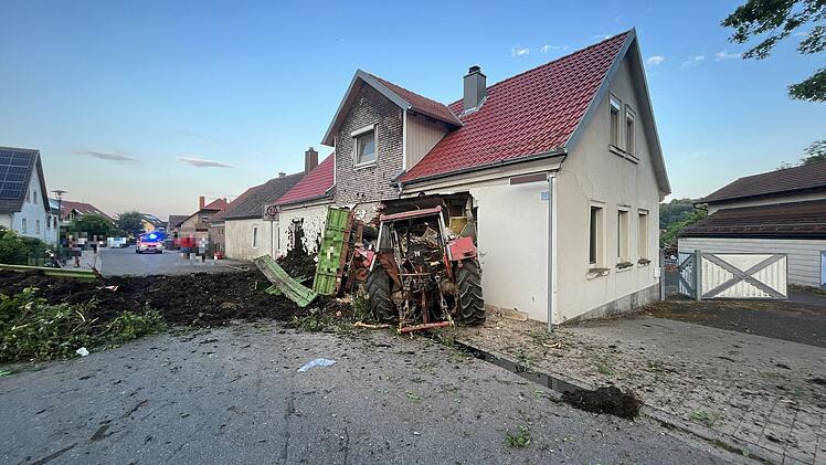 Traktor kracht in Hauswand