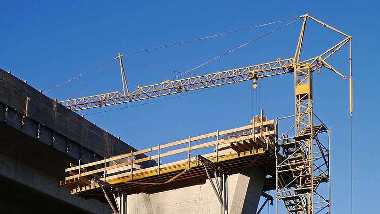 Abtswind: Kreisstra&szlig;e nach Untersambach f&uuml;r wenige Stunden gesperrt - Ger&uuml;st wird abgebaut
