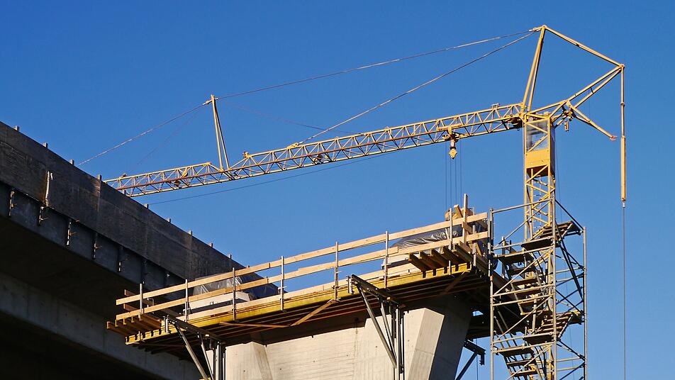 Abtswind Kreisstraße nach Untersambach kurzfristig gesperrt Gerüst wird abgebaut