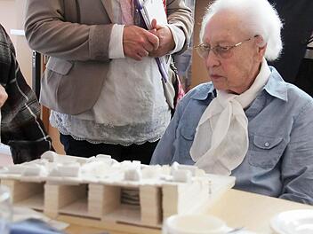 Die 94-jährige Bewohnerin Else Hippler und schaut sich ein Modell des geplanten Neubaus von Haus Waldenfels an. Fotos: Gerd Schaar