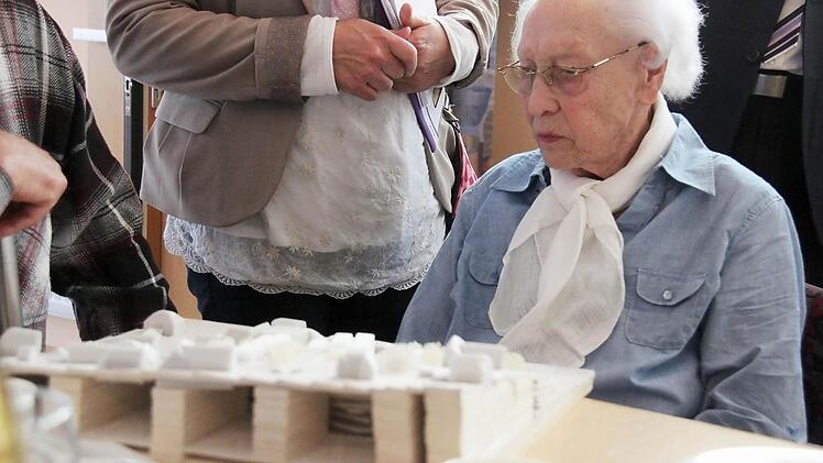 Die 94-jährige Bewohnerin Else Hippler und schaut sich ein Modell des geplanten Neubaus von Haus Waldenfels an. Fotos: Gerd Schaar