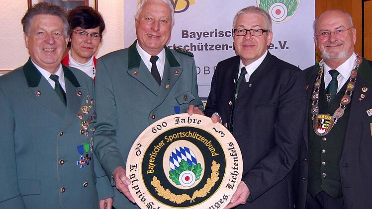 Ehrungen für die Lichtenfelser (von links): Kurt Hofmann, MdL Susann Biedefeld, Schützenmeister Siegfried Jäkel, stellv. Landesschützenmeister Dieter Vierlbeck und Bezirksschützenmeister Volker Gottfried