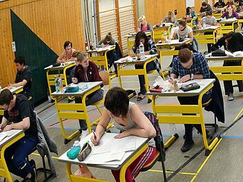 Abiturienten des Anton-Bruckner-Gymnasiums in Straubing (Niederbayern) schreiben in der Turnhalle die Abiturprüfung. Foto: A. Weigel/dpa/Archiv