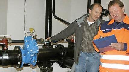 Wasserwart Helmut Schmidt (rechts) wird durch die Neuregelung entlastet. Mit im Bild Bauhofleiter Claus Lindig. Fotos: Veronika Schadeck