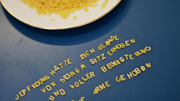 Der erste Satz aus dem Roman Karte und Gebiet von Michel Houellebecq. Fotos: Nikolas Pelke