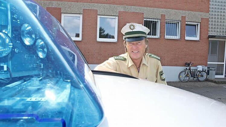 Rainer Scheckenbach liebt seinen Beruf und hat nach 40 Jahren als Polizist viel zu erzählen. Foto: Sabine Herteux