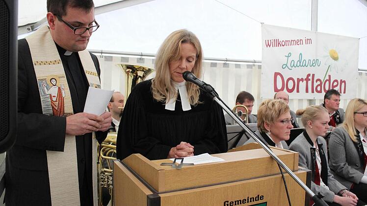 Die Geistlichen Ulrike Werner und Florian Stark...