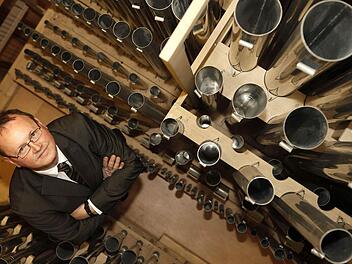 Georg Hagel im Orgelgehäuse der Basilika Vierzehnheiligen Foto: p