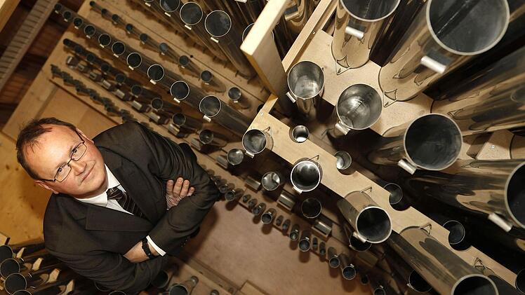 Georg Hagel im Orgelgehäuse der Basilika Vierzehnheiligen Foto: p